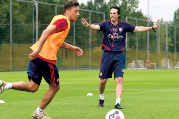 إيمري وأوزيل خلال تدريبات آرسنال قبل إقالته (غيتي)