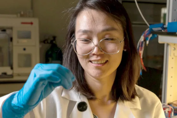 باحثة تعرض المستشعر الحيوي