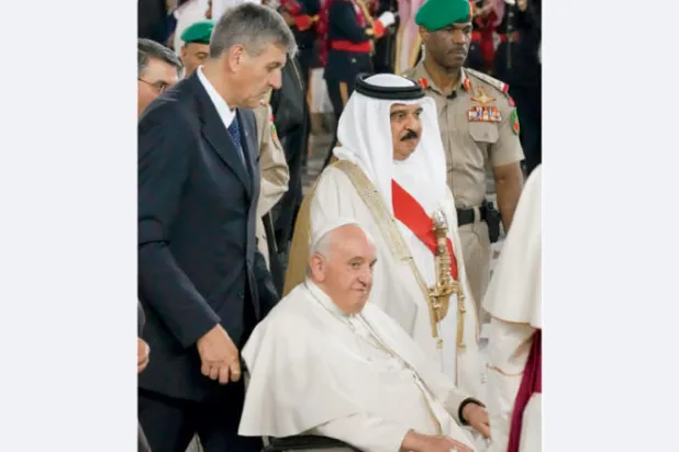 البابا فرنسيس خلال لقائه مع ملك البحرين حمد بن عيسى آل خليفة في المنامة أمس (رويترز)