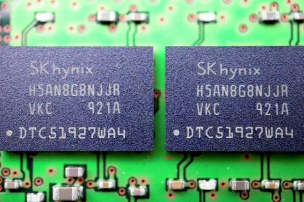 رقاقتا ذاكرة من صُنع كوريا الجنوبية داخل جهاز كومبيوتر (رويترز)
