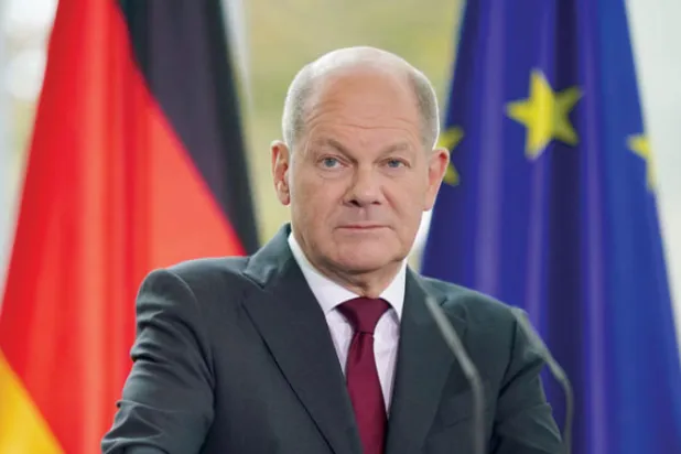 المستشار الألماني يتحدث في مؤتمر ببرلين أمس (إ.ب.أ)