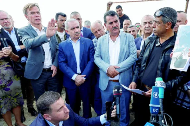 رئيس الوزراء الفلسطيني محمد أشتية وممثل الاتحاد الأوروبي في الضفة وغزة سفين كوهن فون بورغسدورف ومندوبون من الاتحاد الأوروبي يزورون نابلس الخميس (رويترز)