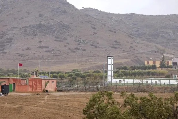 Sınır bölgesi, Faslı ve Cezayirli ailelerin buluşma noktasına dönüştü. (AFP)
