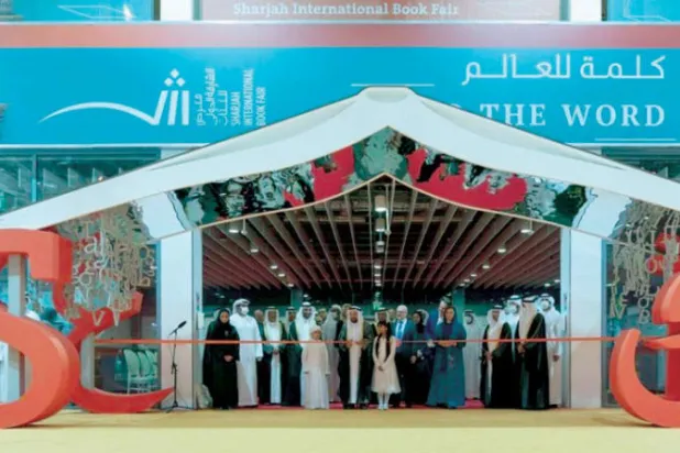 حاكم الشارقة الشيخ سلطان القاسمي خلال افتتاحه المعرض في دورته الـ41 هذا العام (الشرق الأوسط)