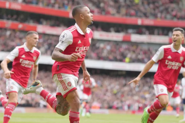 غابرييل جيسوس تألق وهز الشباك في فوز آرسنال المهم على توتنهام هذا الموسم (أ.ب)