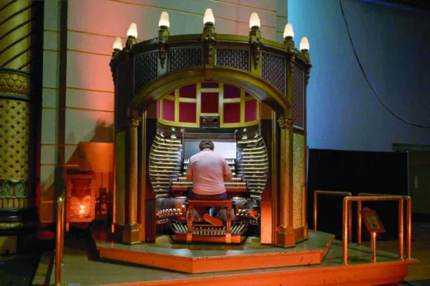 ديلان ديفيد شو يعزف على أكبر أورغ في قاعة «بوردووك هول» في أتلانتيك سيتي (أ.ف.ب)