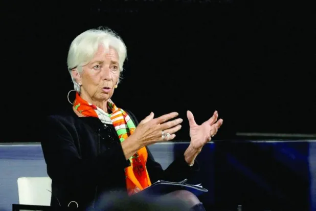 رئيسة البنك المركزي الأوروبي كريستين لاغارد خلال مؤتمر صحافي في لاتفيا مساء الخميس الماضي (رويترز)