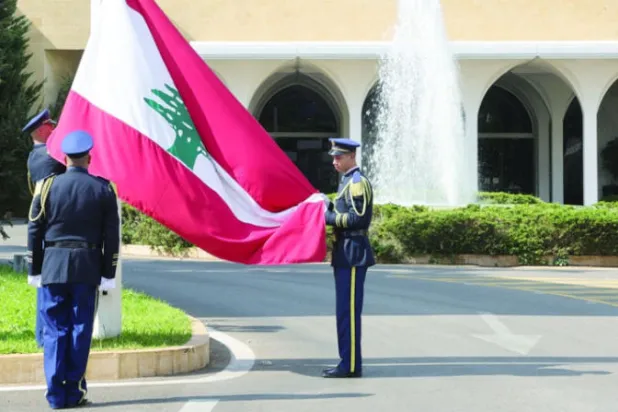 إنزال العلم اللبناني في باحة قصر الرئاسة مع بدء الشغور الرئاسي (رويترز)