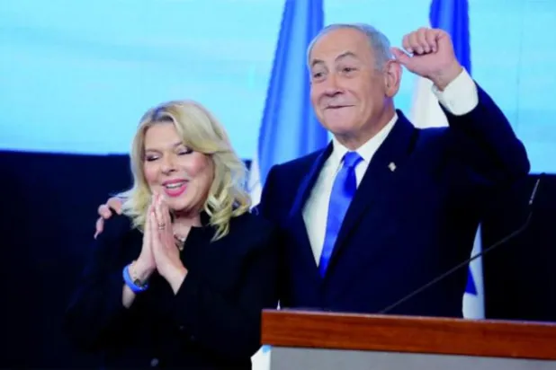 Netanyahu, eşiyle birlikte geçen çarşamba günü Kudüs’teki Likud binasında destekçilerini selamladı. (Reuters)