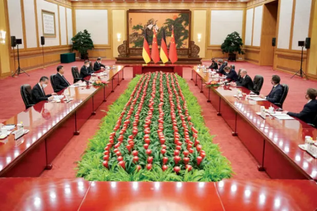 شي وشولتس يترأسان وفديهما في بكين أمس (أ.ب)