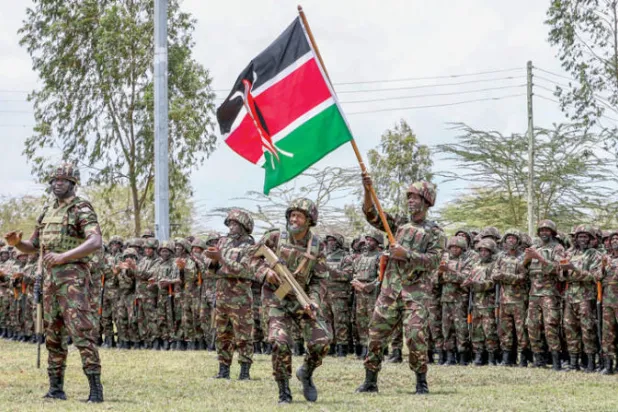 جنود قوات الدفاع الكينية خلال حفل تقديم العلم من قبل الرئيس الكيني ويليام روتو قبل نشرهم في جمهورية الكونغو الديمقراطية كجزء من القوة الإقليمية لمجتمع شرق أفريقيا (إ.ب.أ)