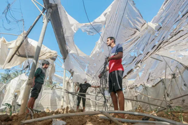 جانب من آثار القصف الإسرائيلي على مخيم المغازي أمس (د.ب.أ)