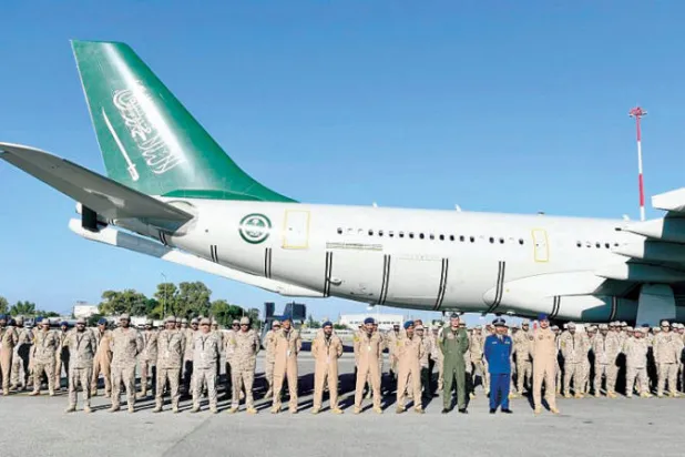 لقطة تذكارية لدى وصول المشاركين من القوات الجوية السعودية إلى قاعدة «سودا» في جزيرة كريت اليونانية (واس)