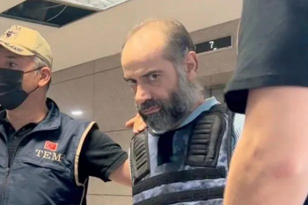 الصميدعي في أثناء اقتياده للتحقيقات (الأناضول)