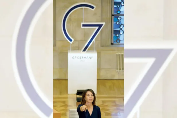 وزيرة خارجية ألمانيا تحذّر موسكو من أن «أفعالها تشكّل جرائم حرب» (أ.ف.ب)