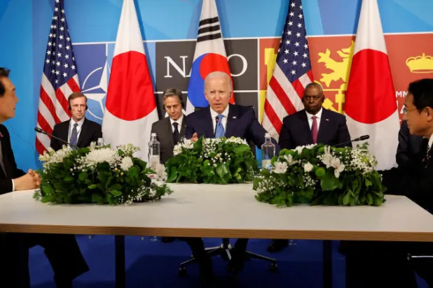 قمة تجمع الرئيس الكوري الجنوبي يون سوك يول مع الرئيس الأميركي جو بايدن ورئيس الوزراء الياباني فوميو كيشيدا (رويترز)