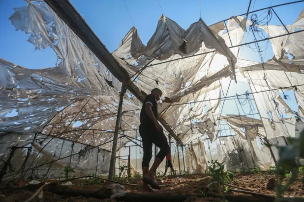 من الأضرار التي سببها القصف الإسرائيلي في غزة (د.ب.أ)