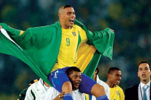رونالدو بعد الفوز بكأس العالم 2002 (أ.ب)