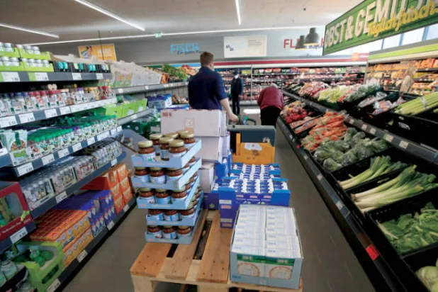 سوبر ماركت في مدينة إيسن الألمانية (رويترز)