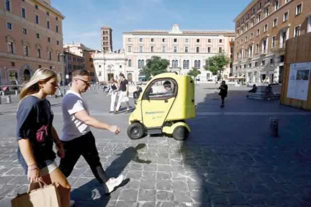 سيارة كهربائية في شوارع روما وسط ارتفاع حاد في أسعار الطاقة (رويترز)