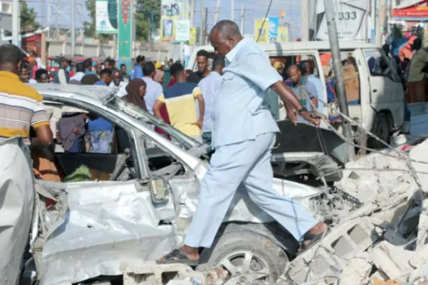 Başkent Mogadişu'da geçen ayın sonunda Milli Eğitim Bakanlığı'nı hedef alan bomba yüklü araç ağır tahribata neden oldu. (AFP)