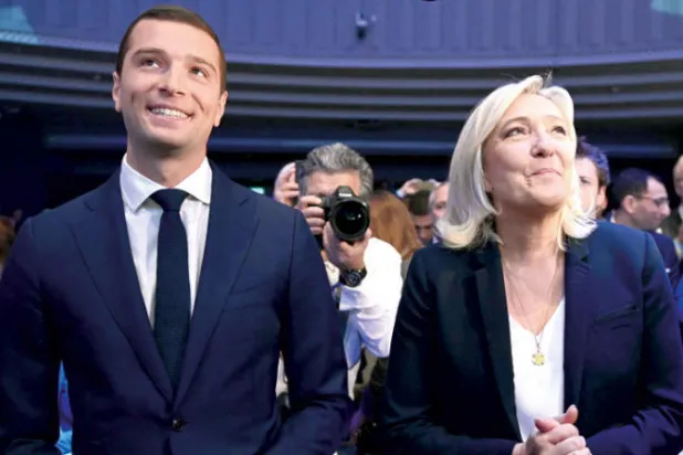 لوبان وبارديلا يحضران اجتماعاً لحزب التجمع الوطني في باريس أمس (أ.ف.ب)