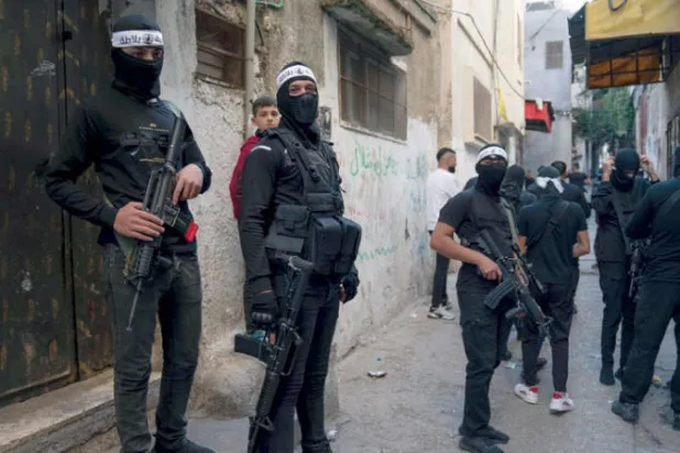 فلسطينيون مسلحون داخل مخيم بلاطة للاجئين قرب نابلس أول من أمس (أ.ب)