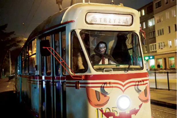 ترام خاص ظهر في شوارع غدانسك البولندية وسط احتفال يصلي خلاله الناس على أرواح أسلافهم 31 أكتوبر (إ.ب.أ)