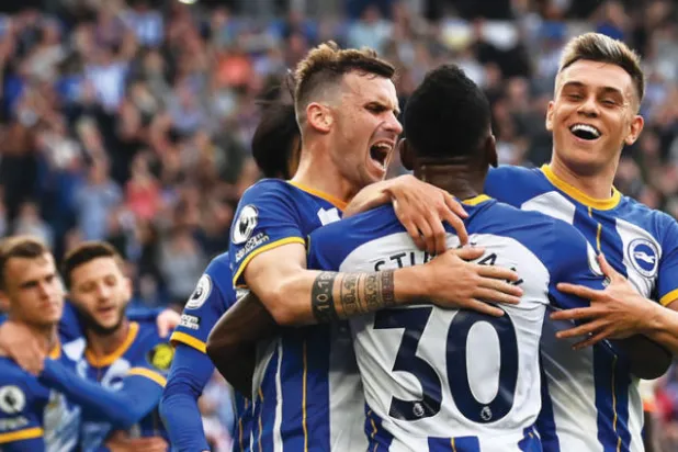 لاعبو برايتون وفرحة الفوز الساحق على تشيلسي برباعية (أ.ف.ب)