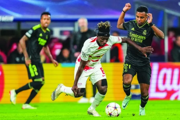 أمادو هايدارا (وسط) خلال المبارة التي هزم فيها لايبزيغ ريال مدريد في دوري الأبطال (أ.ب)