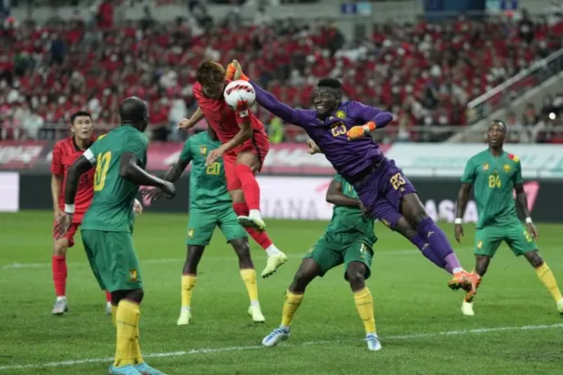 منتخب الكاميرون في لقاء ودي أمام كوريا الجنوبية الشهر الماضي (أ.ب)