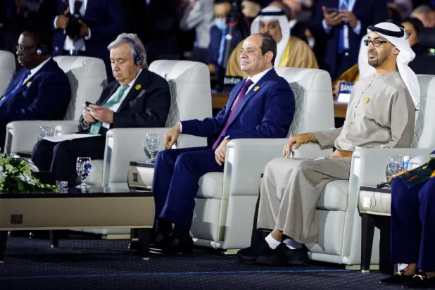 محمد بن زايد في مقدم الحضور إلى جانب السيسي خلال الجلسة (رويترز)