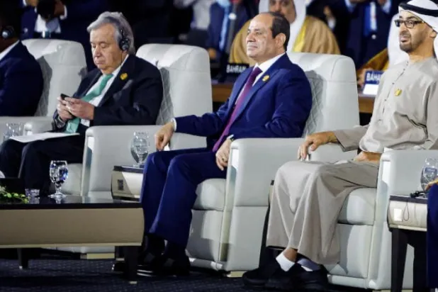 
محمد بن زاید در کنار السیسی در نشست کاپ ۲۷ (رویترز)