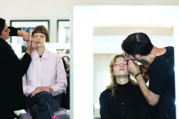 هناك شريحة مهمة من النساء يطمحن للحصول على المظهر نفسه الذي يتابعنه على منصات العرض من دون نقصان أو تخفيف من جرعته القوية