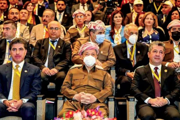 رئيس الحزب مسعود بارزاني يتوسط نائبه الأول نيجيرفان بارزاني (يسار) ونائبه الثاني مسرور بارزاني (فضائية «رووداو»)