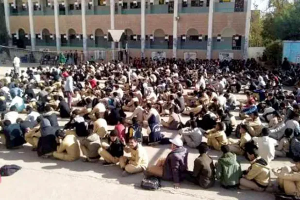 طلبة يمنيون في مدرسة ابن ماجد بصنعاء يخضعون لمحاضرات حوثية ذات صبغة طائفية (فيسبوك)