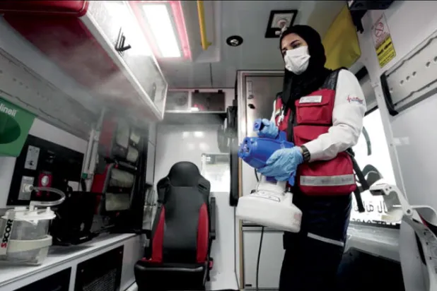 موظفة صحية تعقم سيارة إسعاف (وام)