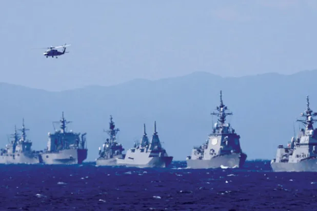 استعراض عسكري بحري جنوب طوكيو أمس (أ.ب)