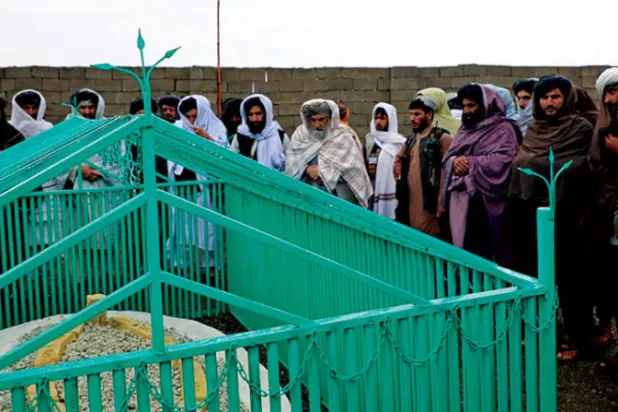 أعضاء من «طالبان» يقفون بجوار مكان الدفن الأخير لمؤسس الحركة الأفغاني الراحل الملا عمر الذي أُبقي موته ودفنه سريين لسنوات في عمرزو بمنطقة سوري بإقليم زابول (أ.ف.ب)