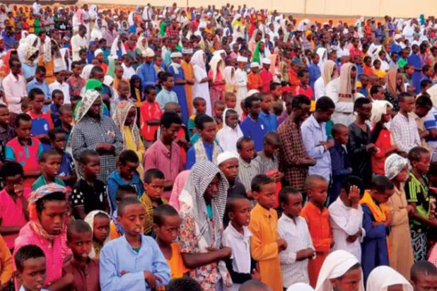 صورة وزعتها «وكالة الصومال الرسمية» لصلاة الاستسقاء في بلدة أدادو بمنطقة غلغدود وسط البلاد