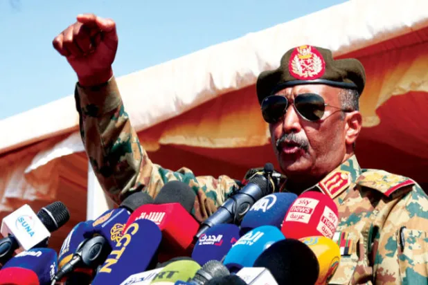 عبد الفتاح البرهان رئيس مجلس السيادة الانتقالي لدى إلقاء خطابه في ختام تدريب عسكري في المعاقيل (غيتي)