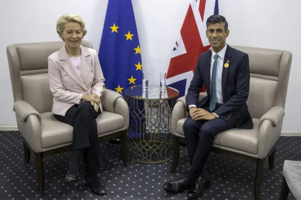 فون دير لاين خلال لقائها رئيس الوزراء البريطاني في شرم الشيخ اليوم (أ.ب)