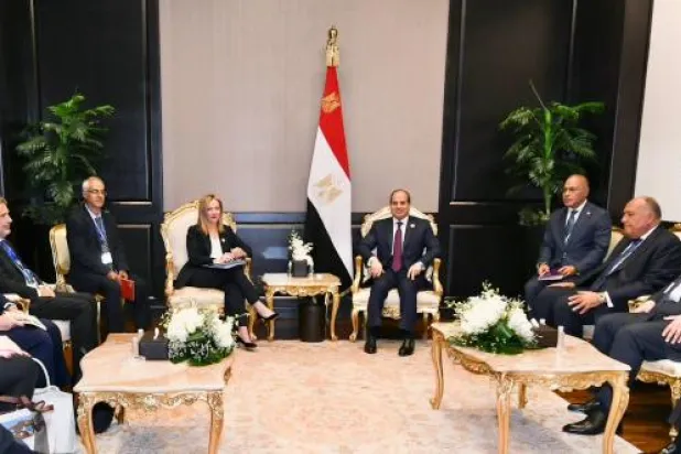 السيسي وميلوني خلال لقائهما بشرم الشيخ على هامش «كوب 27» (رئاسة الجمهورية)