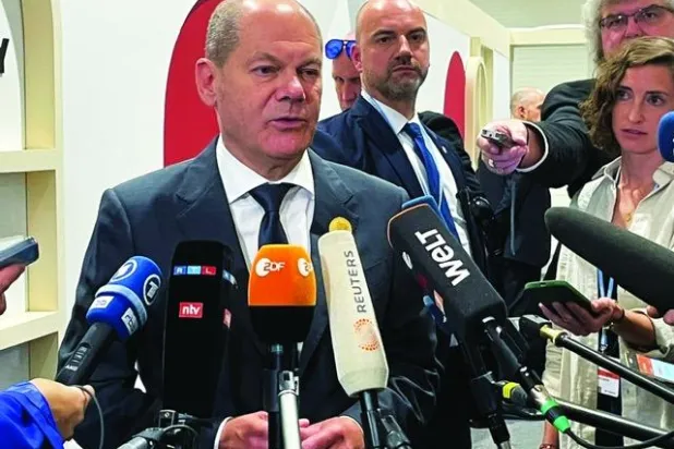 شولتس متحدثاً إلى الصحافيين في شرم الشيخ اليوم (رويترز)