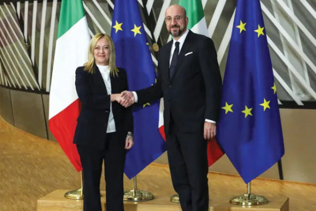 ميلوني تصافح رئيس المجلس الأووبي شارل ميشال ببروكسل في 3 نوفمبر الحالي (أ.ف.ب)