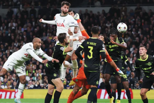 رأسية  بينتانكور تهز شباك سبورتنغ لشبونة في دوري الأبطال (أ.ب)