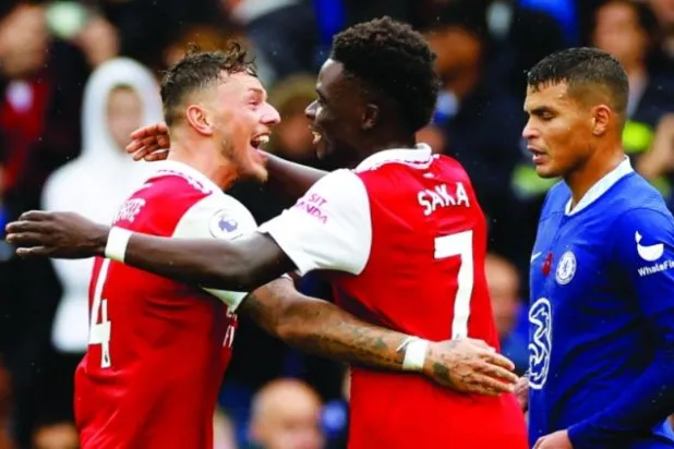 أفراح في آرسنال وأحزان في تشيلسي بعد فوز «المدفعجية» (رويترز)