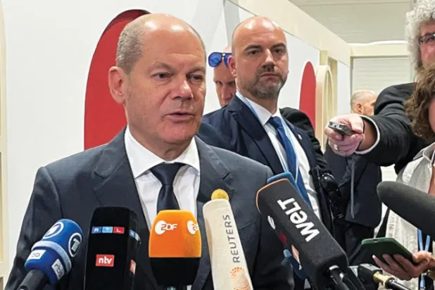 المستشار الألماني أولاف شولتس يتحدث للصحافيين في شرم الشيخ أمس (رويترز)