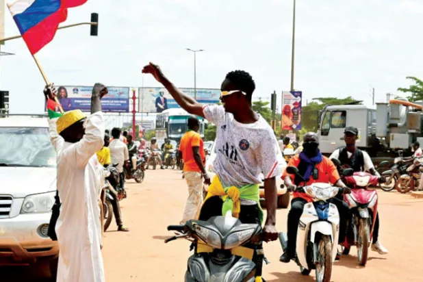 متظاهرون ضد فرنسا بعاصمة بوركينا فاسو (واغادوغو) في أكتوبر الماضي (أ.ف.ب)