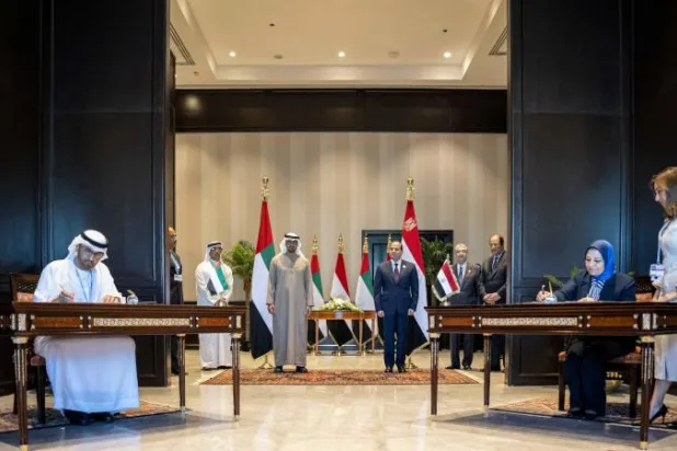 رئيس دولة الإمارات الشيخ محمد بن زايد آل نهيان والرئيس المصري عبد الفتاح السيسي يشهدان توقيع مذكرة تفاهم بين الإمارات ومصر (أ.ف.ب)